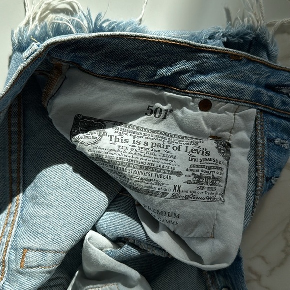 LEVIS 501 shorts vintage distressed size 25 but fit like a 26, see measurements - Picture 4 of 12